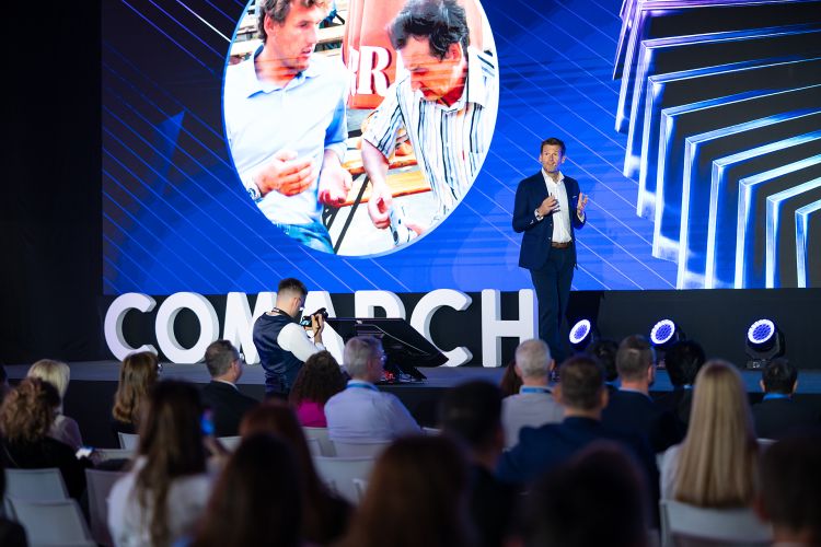 Prelegent omawiający prezentację na scenie głównej konferencji Comarch User Group 2026.