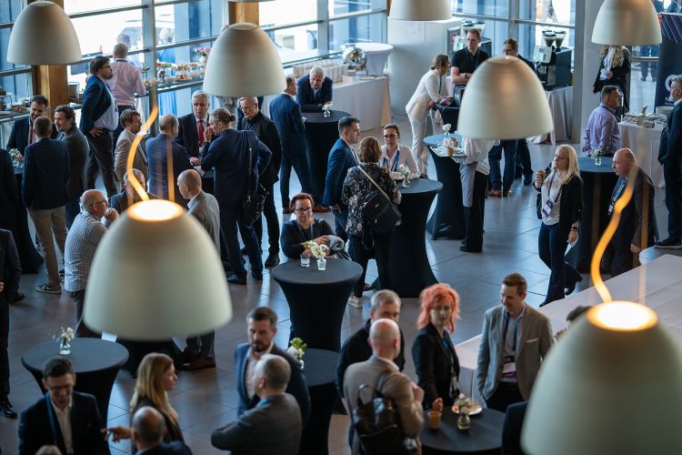 Uczestnicy i eksperci biznesowi rozmawiający w kuluarach podczas przerwy na Comarch User Group 2026.