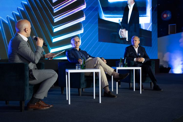 Debata ekspertów i prezesa Comarchu w fotelach na scenie Comarch User Group 2026.