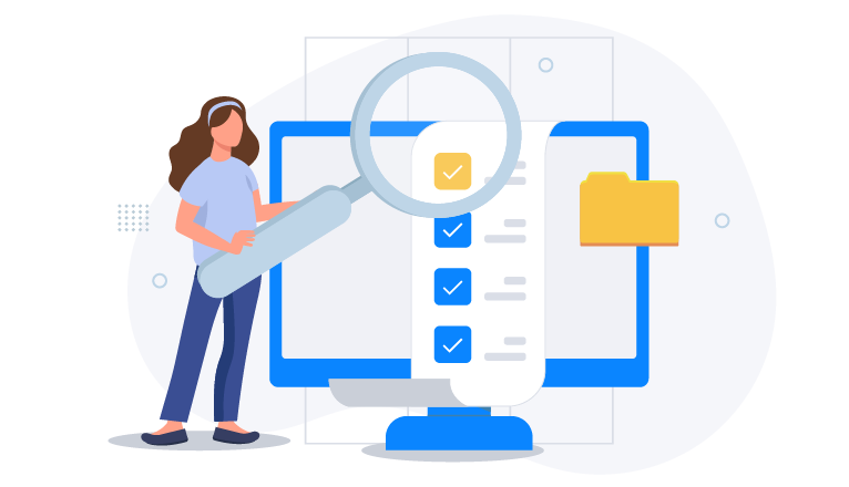 Kobieta z&nbsp;lupą analizująca listę kontrolną roszczeń na&nbsp;ekranie komputera obok folderu z&nbsp;dokumentami.