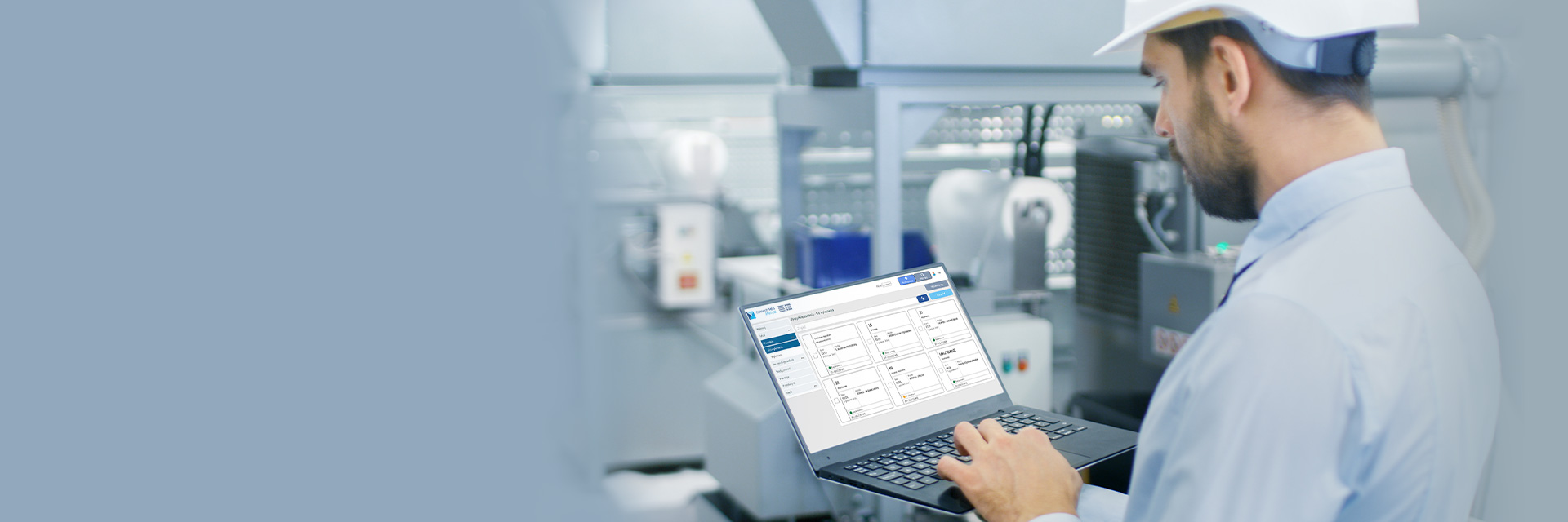 Pracownik produkcji pracuje na programi do zarządzania produkcja - moduł produkcja  Comarch ERP XL