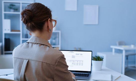 Praca zdalna i bezpieczne zarządzanie danymi w chmurze.