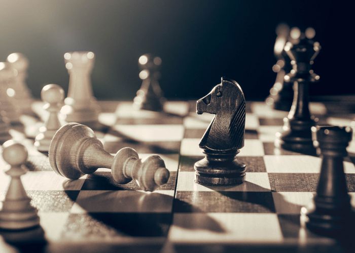 Strategiczne rozgrywki: Czy faktoring dokonuje otwarcia na szachownicy narzędzi finansowych?